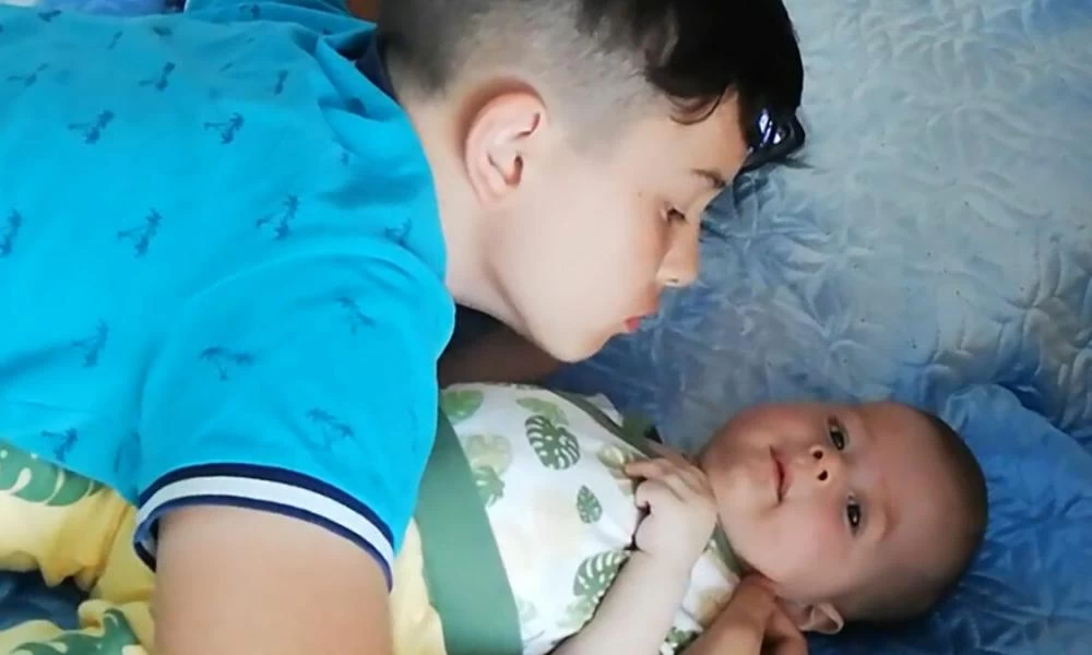 Αγόρι προσπαθεί να συγκεντρώσει χρήματα για να σώσει τη ζωή του αδερφού του